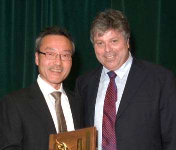 Ron Levine (right) presents the E. Bruce Tovee Teaching Award for Outstanding Teaching in Postgraduate Education to Ron Kodama (UrolSurg)
